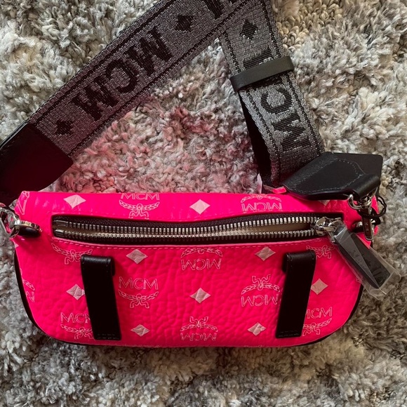 LIMITED EDITION BRAND NEW MCM Fanny
Pack
Come With tags and dust bag - Picture 2 of 5